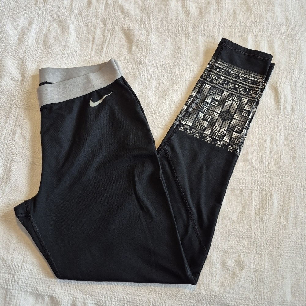 Nike Pro women's black leggings with ankle design, fuzzy inside VGUC
